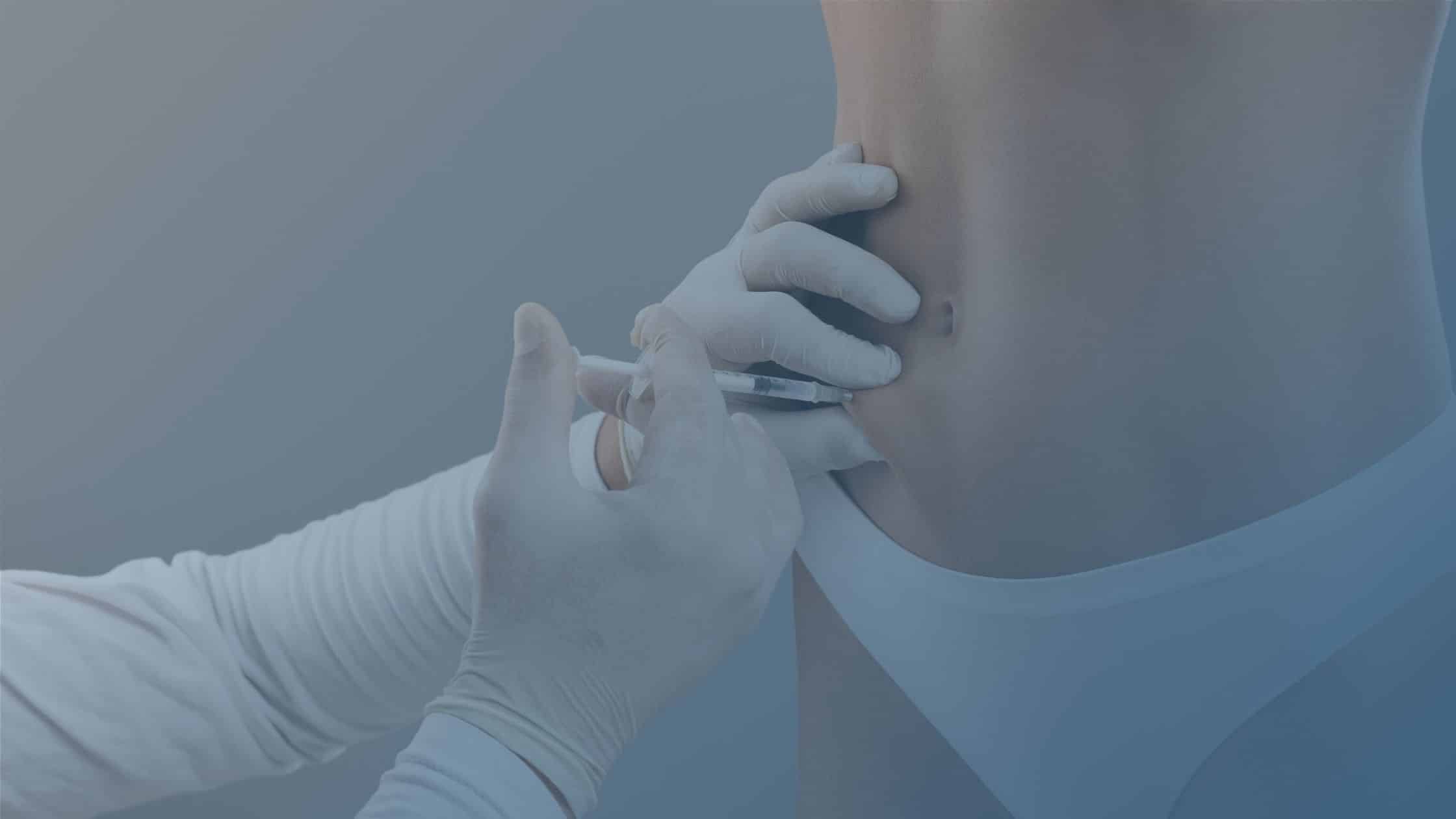 Profissional da saúde aplicando injeção subcutânea no abdômen de paciente, ilustrando o uso de canetas emagrecedoras no tratamento da obesidade.