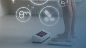 Pessoa em pé sobre uma balança, representando monitoramento de peso e saúde, com ícones digitais de saúde e metabolismo em destaque.