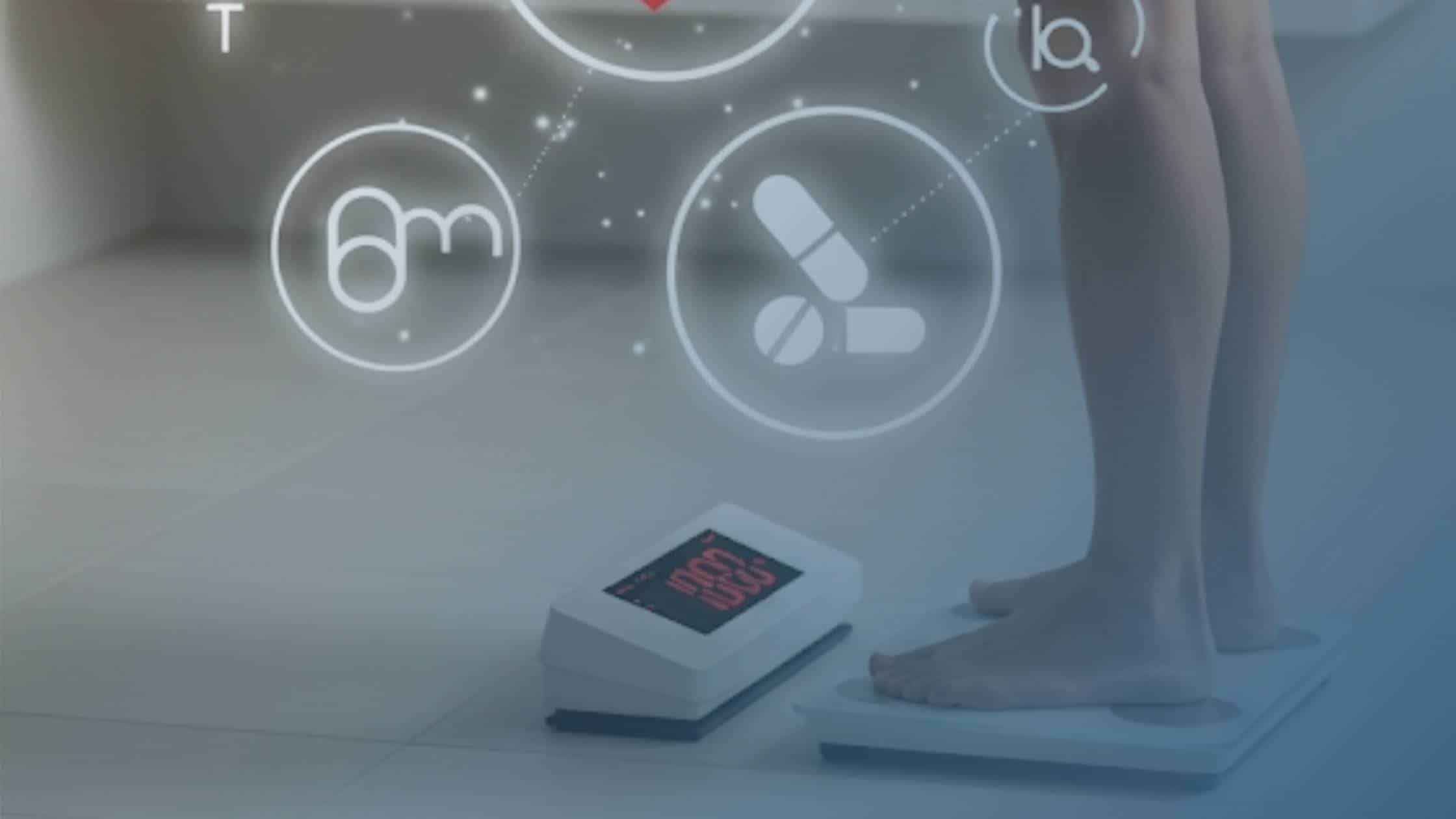Pessoa em pé sobre uma balança, representando monitoramento de peso e saúde, com ícones digitais de saúde e metabolismo em destaque.